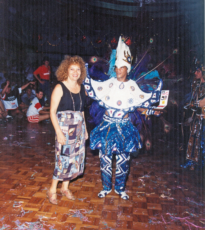 Carnaval 94 no Votuclube - A foto registra o momento em que a professora Marlene D´Avoglio, que fazia parte do Corpo de Jurados, foi convidada para proceder a premiação para o folião que se apresentou com a fantasia mais luxuosa. Bons tempos do melhor Carnaval de Salão em Votuporanga. A foto é do álbum do Votuporanga Clube (pelos seus funcionários Julia, Nivaldo e João)