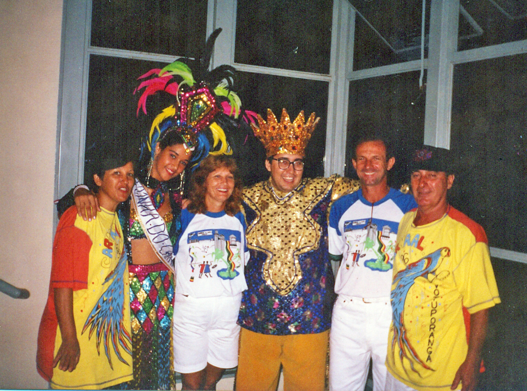 Carnaval de 96 no Assary - O Assary Clube de Campo promoveu grandes noitadas carnavalescas. A foto é do Carnaval de 1996, oportunidade em que o casal presidente do clube, Domingos Mariotto e Sonia recepcionou a corte do Rei. Aparecem a partir da esquerda: Waldira de Souza Silva (mãe do Rei Momo), Fernanda Fernandes (a Rainha), Sonia Mariotto, o Rei Momo Juliano Bombom, o presidente do clube  Domingo Mariotto e Sebastião Marques (pai do Rei Momo). A foto é do arquivo pessoal do rei Juliano Souza e Silva ( o famoso Bombom)