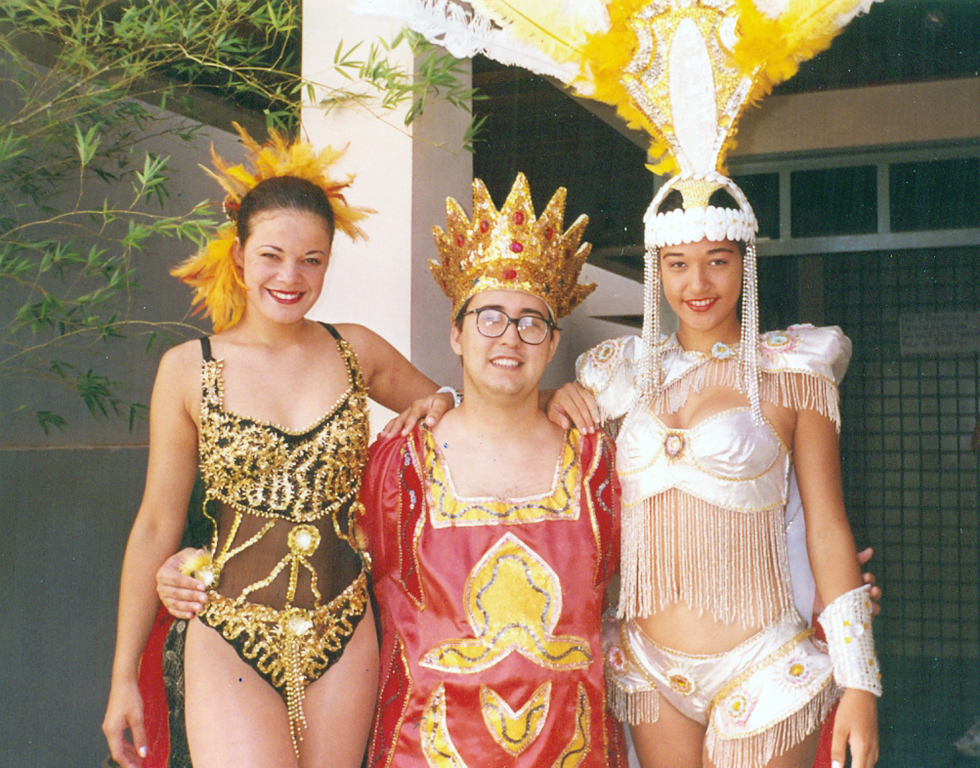 O Rei Momo e sua Rainhas - A foto é do Carnaval de 1996. A sua majestade Juliano Bombom é o destaque entre as duas beldades. Na esquerda Silvia Gomes e na direita Fernanda Fernandes – a Rainha do Carnaval. A foto é do arquivo pessoal de Juliano Souza e Silva.