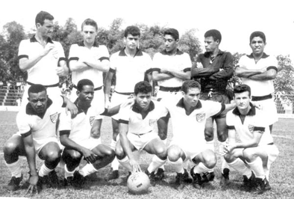 Votuporanguense - 1964 - Esta é a equipe da gloriosa A.A. Votu-poranguense que fez um grande Campeonato no ano de 1964. Confira da esquerda para a direita, de pé: Norival, Neguinho, Nélson Pitangueira, Silva, Raimundinho e Bugre. Agachados: Fifi, Toró, Genivaldo, Pita e Leopércio. A foto é         do arquivo pessoal de Oswaldo Andreu.