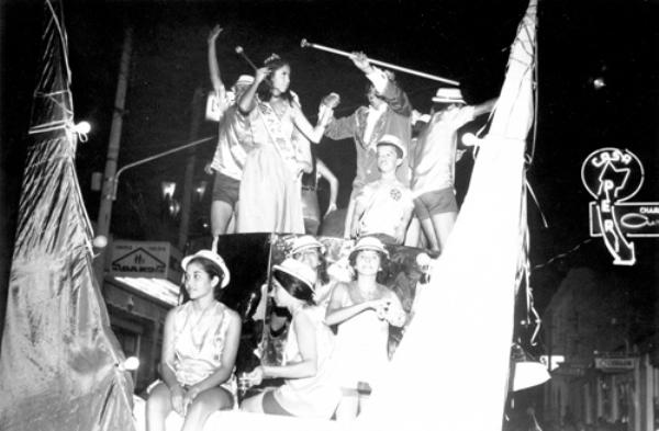 Rei Momo e sua corte. Desfile do Carnaval de 1971. A Rainha Izildinha do Carmo Teixeira e o Rei Momo Jurani Pereira da Silva dançam no carro oficial em pleno desfile da rua Amazonas. O casal soberano foi uma marca registrada do bom carnaval daquele ano