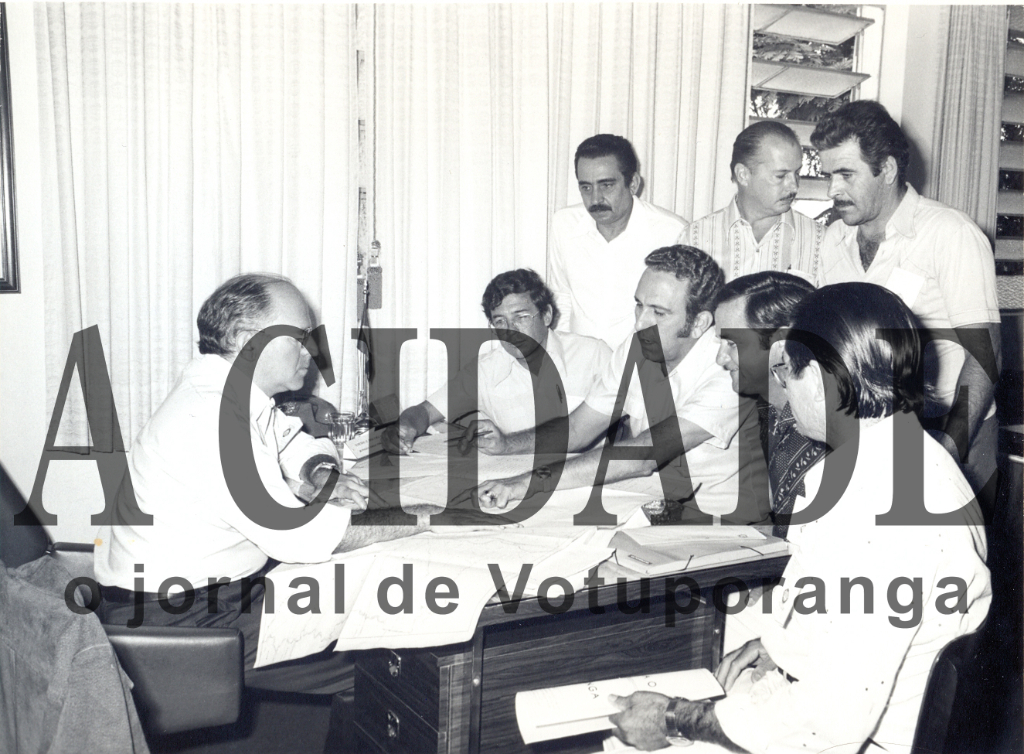 Os prefeitos da nossa região (administração realizada de  1 de fevereiro de 1977 a 31 de janeiro de 1983), estiveram no gabinete do então secretário estadual de Obras e Vias Públicas do governo de Paulo Maluf, o engenheiro Francisco de Barros. Nesta foto aparecem sentados o então prefeito de Valentim Gentil, Félix Jurandir de Lima, o prefeito de Votuporanga João Antonio Nucci e os vereadores Alzimiro Brantis e Joaquim Neves. De pé: o vice-prefeito Onofre de Paula, o vereador José Nunes Pereira e o prefeito de Álvares Florence Geraldo Marques. 

***Confira mais desta coluna em nossa edição impressa e online para assinantes.