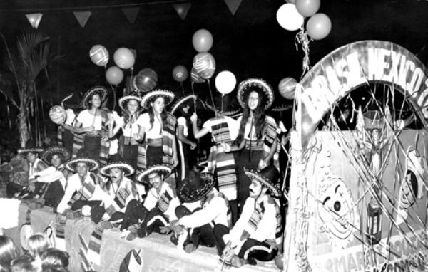 Brasil México -70 - o bloco sensação do Carnaval de 1971. A Seleção Brasileira havia conquistado o Tri no ano anterior. O bloco comandado pela família Aydar ( prof. Alberto e Regina) arrasou no desfile de rua. No concurso do Votuclube os jurados deram empate com o bloco “Vendedores em Tecnicolor”. \r\nE o público vaiou a decisão dos jurados\r\n