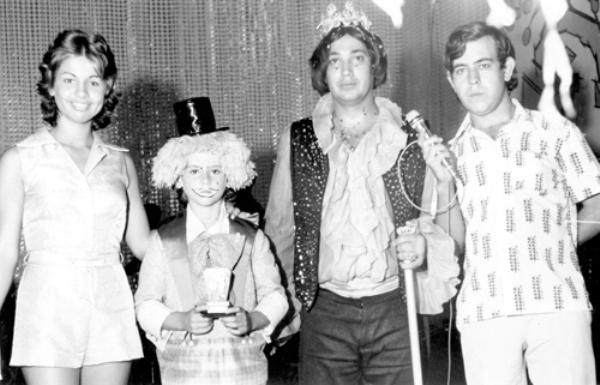 Carnaval de 1972 - A Rainha Dôdo e o Rei Momo Jurani Pereira da Silva, e o radialista João Carlos Ferreira, no palco do Votuporanga Clube, durante a premiação das fantasias do  concurso infantil