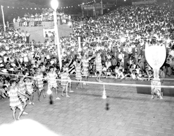 Concha Acústica lotada - Era o Carnaval de 1971. No palco o bloco “Eu te amo meu Brasil”. Entre os foliões aparecem o saudoso Antonio Édson Anoni, o advogado José Luiz Sforza, Roberto Biimbato, Dirce Beline, Sebastião Carlos Queiróz e Andalício Volpe, entre outros