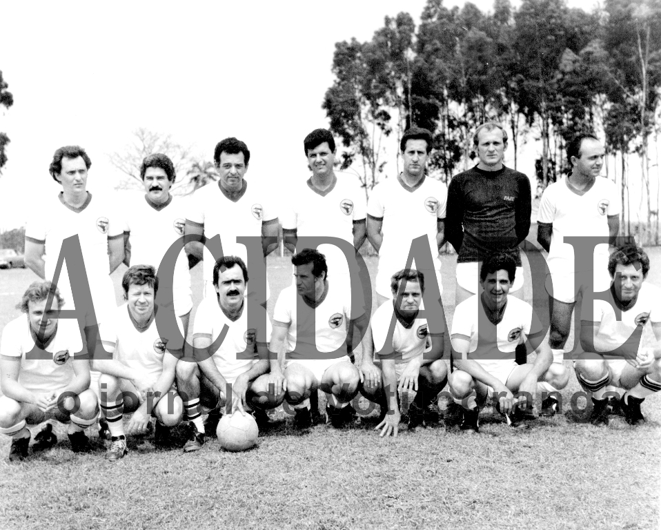 A foto é dos anos 80 e apresenta uma das formações da equipe de futebol do Clube dos 40, num Campeonato Interno do clube.  Veja quem são os jogadores conferindo sempre da esquerda para a direita. De pé: Rolo, dr. José Luiz Sanches Vargas, dr. Miguel Zeitune Leão, Délson de Caires (Portuquês), Romildo,  José Marquiori (Zé Branco- goleiro) e dr. Naor Guarnieri. Agachados: Aderbalzinho Arantes, dr. Lourival Zanoveli, Abraão Grade Diniz, Leopércio  Bazaglia, Jaime Alvares Gil, Rubens Marão (Binho), e Beto Morini.

***Confira mais desta coluna em nossa edição impressa e online para assinantes.