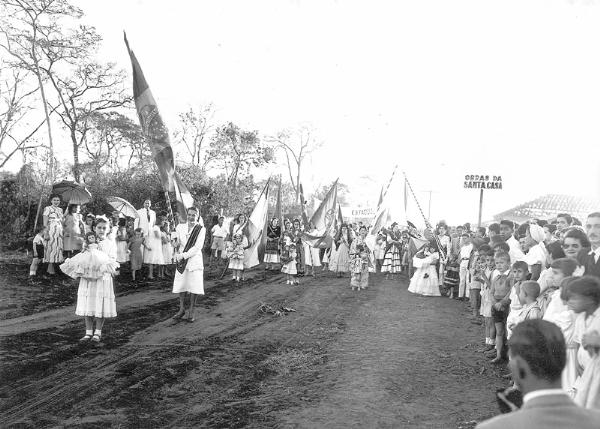 Anos 50 - a população de Votuporanga se une em desfile para levantar fundos para a construção da Santa Casa. A saída do corso parte do  local da obra e avança para o centro da cidade levando bandeiras representativas dos países que contavam com imigrantes que eram pioneiros de Votuporanga. Outros movimentos em favor da Santa Casa marcaram a história do Hospital e o seu vertiginoso crescimento. Ações em favor de melhorias na Santa Casa continuam nos dias de hoje.