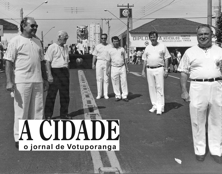 A partir da esquerda: Antonio Carlos Rodrigues, Orlando Beretta, Luiz Antonio Chiquetto, João Carlos Ferreira, os saudosos Valdevir Davanço e José Delgado. Todos membros do Lions Clube de Votuporanga em desfile cívico no aniversário da cidade. Veja ao fundo um majestoso carro alegórico conduzindo o casal Abílio Calille e Isis, diante de um gigantesco leão que é o símbolo daquele clube de serviço