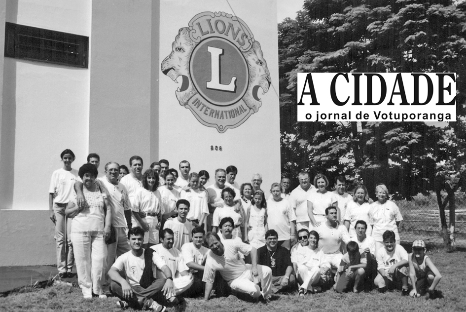 Este era o grupo integrante do Lions Clube de Votuporanga em 1997. Na época, de uniforme branco, o clube comemorava o término de obras de pintura e remodelação da sua sede com frente para a avenida José Marão Filho. Juntou-se ao grupo de leões alguns jovens léos que tinham participação ativa nos movimentos da cidade.