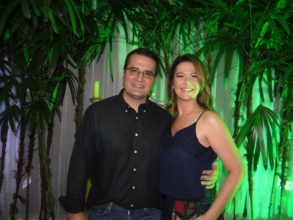 O empresário Carlos Humberto Tonani Marão da empresa Marão Seguros é o aniversariante desta 
quarta feira. Na foto com a esposa Tetê Jabur