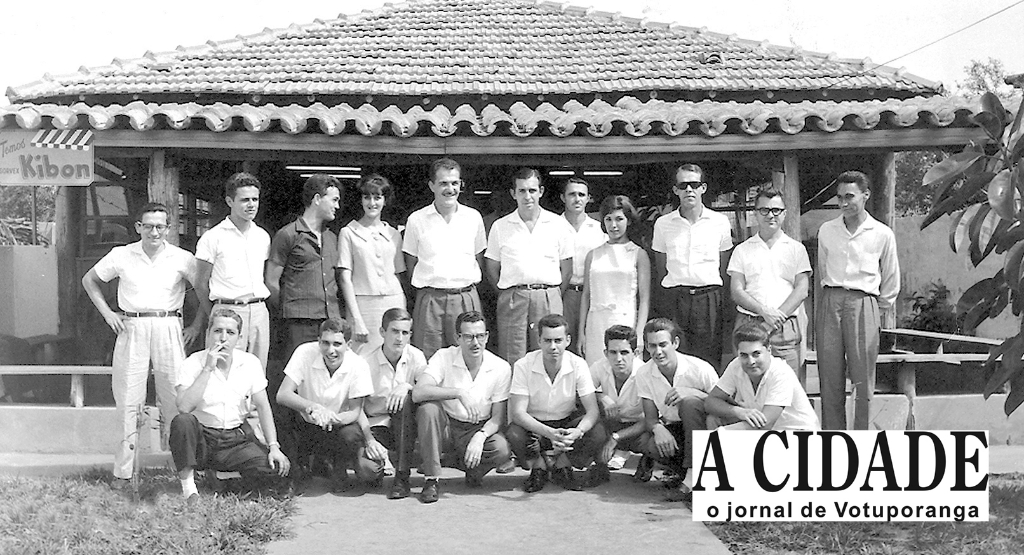 Data desta foto: 4 de outubro de 1964 - O Banco Bandeirantes do Comércio S.A. mantinha agência na rua Amazonas e foi uma referência entre os estabelecimentos de crédito até os anos 80. Essa foto registra um momento de confraternização da sua laboriosa equipe. Houve um almoço num restaurante localizado onde hoje é o calçadão, ao lado da Concha Acústica, e logo depois o pessoal se posicionou para a foto. Veja quem são eles, conferindo da esquerda para a direita. De pé: Dijesus Saraiva de Alencar, José Carlos Fernandes, Nilson Manzato, Jamili Abib Jorge, Sebastião Marques, o gerente Dalvo Guedes, Octávio Martins Nogueira, Fani Costa, Sérgio Pinheiro, Irineu Ibanez e Osvaldo Cruz Oliveira. Agachados, na mesma ordem: Vírginio Lima Neto, Américo, Adalberto José Doimo, Fausto Beloni, Waldir Gonçalves Marques, Moacir Francischetti, Valmir Anoni e Hamilton Martins.