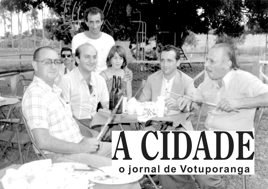 A data da foto: 17/11/1977 -Trata-se de um encontro de confraternização. Era o encontro anual entre o Clube dos 40 e Ilha Solteira, sempre programado pelo estimado Frei Arnaldo Maria de Itaporanga. Veja quem aparece na foto, conferindo a partir da esquerda: o Coronel Cláudio Manoel Romeiro Júnior, o maestro Horácio dos Santos, Ronaldo Abraão David Sayeg, Dagoberto Mira Alves (Dago), Kica (filha do Romeiro), Cabral (Português dono do Frigorífico 4 Rios) e Bilton Herrera.