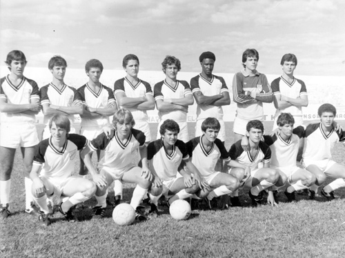 Juvenil da Votuporanguense - Ano 1982 - Em campo no velho (e atual) estádio “Plínio Marin”, o time Juvenil da Associação Atlética Votuporanguense. Veja quem são os jogadores conferindo a partir da esquerda, de pé: Adailton, Kiko, Naninho, Frans Pansani, Tamir, Mancha, Pardal (goleiro) e Zé Cláudio (Caíca). Agachados: Luiz Alberto (Cocão), Luizinho, Toniquinho, Vani, Tremendão, Nivaldo e Luiz Carlos. A foto pertence ao arquivo pessoal de Luiz Henrique da Silva (o Luizinho do Bar).