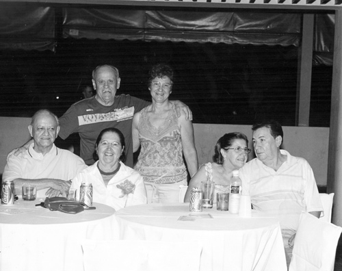 Votuporanga Clube - Ano 2005 - Mesa da diretoria. O então presidente do Votuporanga Clube, dr. Joaquim Figueira da Costa e Wanda, com os casais secretário e tesoureiro. Em pé: Jaime Alvares Gil e Clarice. Na direita: Antonio de Lima e Maria Izabel.Todos eles tiveram uma presença ativa na história do Votuclube.