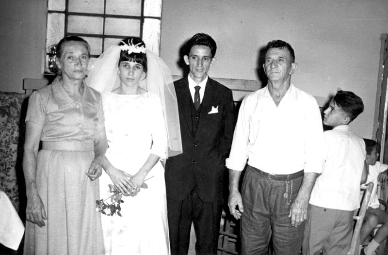 Casamento: Maria e José Honório - Data - 19 de outubro de 1964. A noiva é Maria Facchini e o noivo José Honório de Castro. A cerimônia reuniu familiares e amigos. Ladeando os noivos aparecem na direita Stella Facchini e na esquerda, João Facchini. Consta que João foi o idealizador da indústria de Carrocerias Facchini, que hoje representa uma dos maiores no segmento e que, para o orgulho votuporanguense, tem a sua matriz instalada em nossa cidade. A foto pertence ao acervo pessoal do ex vice-prefeito Rames Cury.