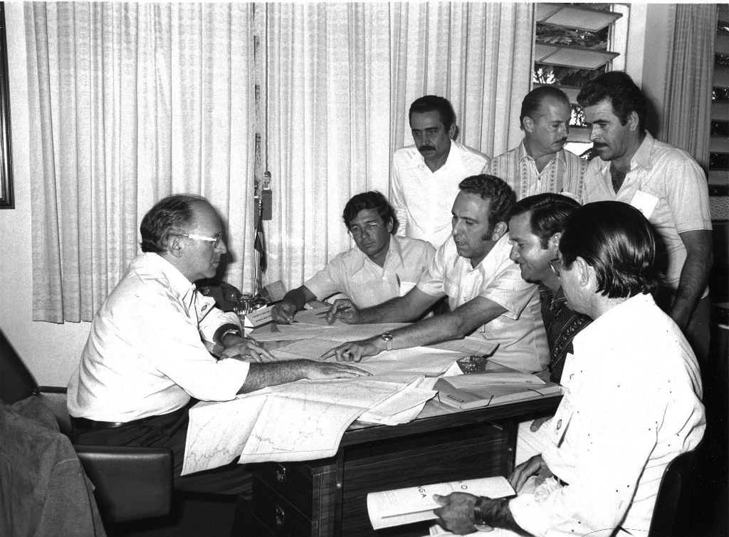 No gabiente do secretário de Obras e Vias Públicas do governo de Paulo Maluf, o prefeito de  Votuporanga João Antonio Nucci liderou uma audiência que contou com a presença de prefeitos da região. Nesta foto aparecem sentados o prefeito de Valentim Gentil, Felix Jurandir de Lima, o prefeito de Votuporanga Nucci e os veradores Alzimiro Brantis e Joaquim Neves. De pé, o vice-prefeito Onofre de Paula, o vereador José Nunes Pereira e o prefeito de Álvares Florence Geraldo Marques. A foto é do ex-prefeito João Nucci