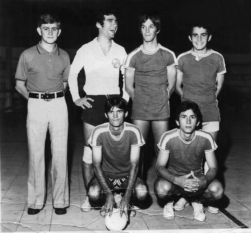 Está é a equipe de futebol de salão do Banco do Comércio e Indústria (Co-mind) para o tradicional campeonato dos Bancários em 1972. Em pé, a partir da esquerda: técnico Vanuza; goleiro Cláudio Gubolim, Jair Moriali e Eber Voltolini (Zebrinha). Agachados: Carlinhos Nogueira e Urbes Messias de Lima (Ligeiri-nho). A foto pretence ao Carlinhos