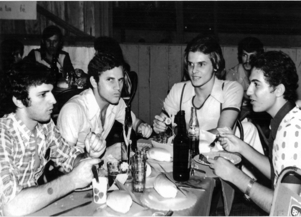 Esta foto é do dia 10 de outubro de 1975. No Assary Clube de Campo (ou no recinto da Exposição) acontecia todo ano a Feira da Providência, organizada pela Igreja Matriz Nossa Senhora Aparecida, com a supervisão do Frei Cirilo Bergamasco. O evento consistia em jantares das colônias aqui radicadas. Em cada noitada era oferecido o “prato típico” de uma nação. As noites árabes, italianas e espanholas eram as mais concorridas. Nesta foto, Jovair Cuim, Barriga, Guerra e José Carlos Gomes, formam uma mesa de amigos. Foto de Jovair Cuim.