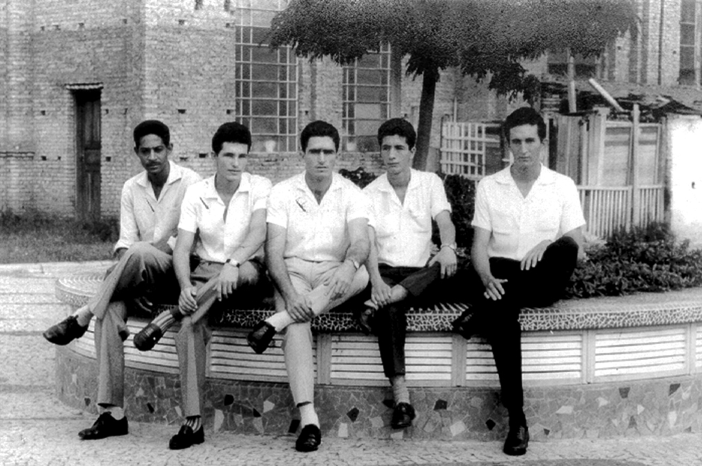 Esta foto é do dia 7 de fevereiro de 1965 e, segundo consta, foi feita numa manhã de domingo logo após a missa. Aparecem a partir da esquerda: Celso Zancaner, Miguel Herrera, Chicão, José Nunes (Chienta) e Custódio Peixoto. Veja ao fundo o prédio da Igreja Matriz ainda em construção. A foto é do arquivo pessoal de Miguel Herrera