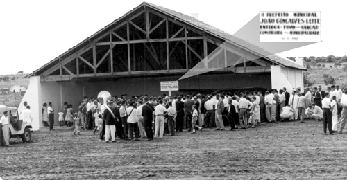 Antigo aeroporto de Votuporanga - No alto da Vila América, (hoje Chácara da Aviação) situava-se o antigo aeroporto. Aqui aterrizavam aviões das companhias Real e da Vasp, fazendo conexão com as principais cidades do Mato Grosso, Goiás e do Paraná. Esta foto é de uma solenidade realizada no dia 17 de fevereiro de 1957. Trata-se na inauguração do Hangar do Campo de Aviação, quando então, o prefeito João Gonçalves Leite entregava ao povo o Hangar construído pela Prefeitura.