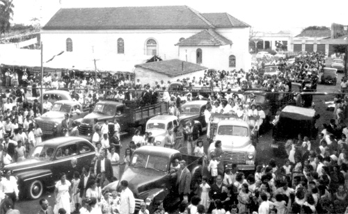 Chegada de Nossa Sra de Fatima - No início da década de 1950, a imagem de Nossa Senhora de Fátima, procedente de Portugal, percorreu o Brasil. Assim como nas principais cidades brasileiras, Votuporanga deu uma grande demonstração de fé e louvor a Virgem de Fátima. A réplica da imagem foi recebida pela população católica ainda na rodovia e entrou na cidade numa grande procissão. Na foto o momento que nossa Senhora de Fátima deixava a antiga Igreja Matriz, que ficava no centro da praça Fernando Costa. Consta que nos caminhões seguiam os Congregados Marianos e no outro, as Filhas de Maria. Ao fundo, é possível identificar o prédio da antiga Rodoviária e o Armazém de César Beretta, onde hoje está instalado consultório médico e o centro de Radiologia.