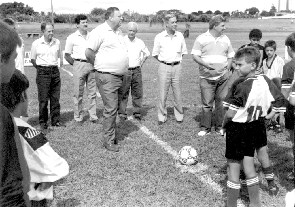 O prefeito Pedro Stefanelli Filho aparece na foto pronto para o pontapé inicial num jogo de crianças realizado durante o seu governo. Ao fundo, aparecem os vereadores Valter Costa e Silvio Carvalho, o vice-prefeito Joaquim Figueira da Costa, vereador Adauto Leva e o então secretário de esportes José Carlos de Mello. A meninada estava ansiosa para começar o jogo e o Pedrão parece sem pressa de ver a bola rolar.
