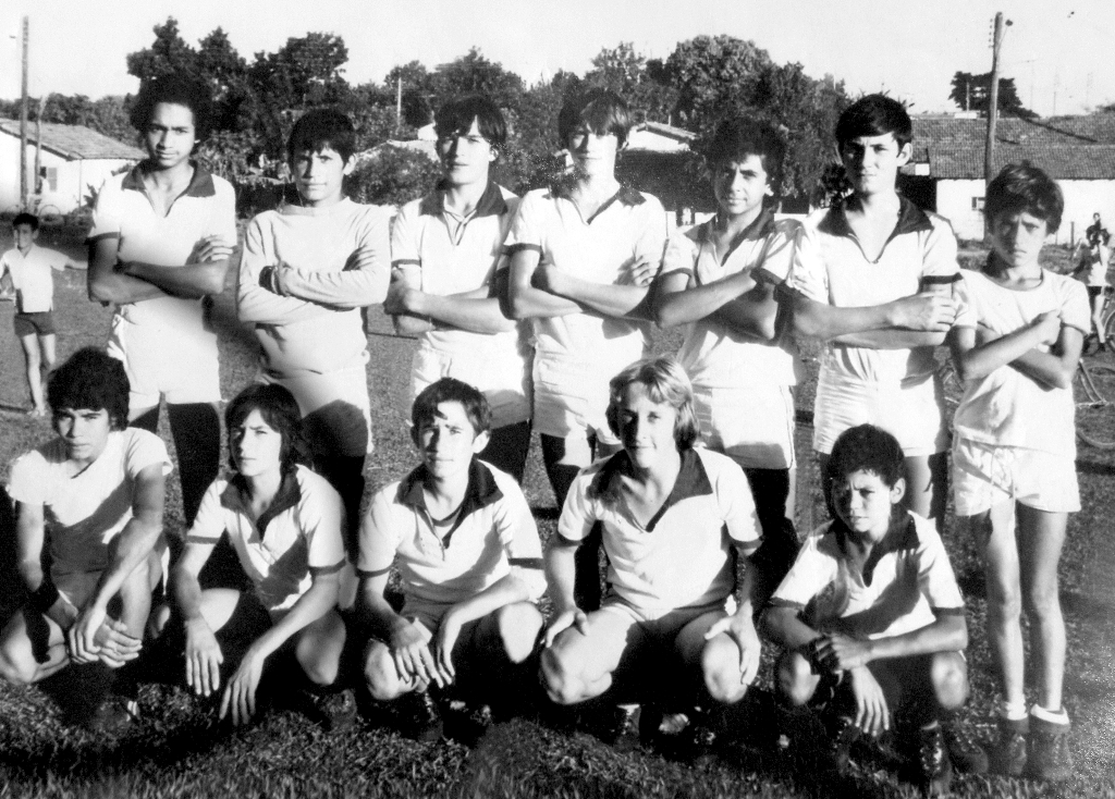 Este é o time Paulistinha da Vila América, fundado em 4 de  outubro de 1975. A foto é de 1977, no campo da Vila América. Aparece em pé, a partir da esquerda: Luizinho, Zé Donda, Tito, Marcão, Divino, João Zuquechi e Mauro. Agachados: Mário, Maurício, Alemãozinho, Bissi e Carlinhos Figueiredo. A foto é do arquivo pessoal de Mário Gabriel.
