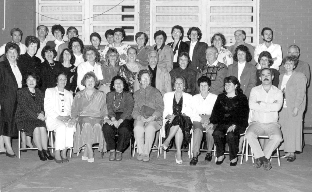 A diretora do então Instituto de Educação “José Manoel Lobo”, professora Olga Balbo Ferreira Fontes (a terceira sentada a partir da esquerda) escreveu nessa foto “Aqui estão os valentes lutadores que estavam  na escola em 1982”. Um grupo expressivo de educadores fizeram, naquele tempo, a escola Manoel Lobo um modelo de instituição, o que rendeu elogios e homenagens ao corpo docente. 
