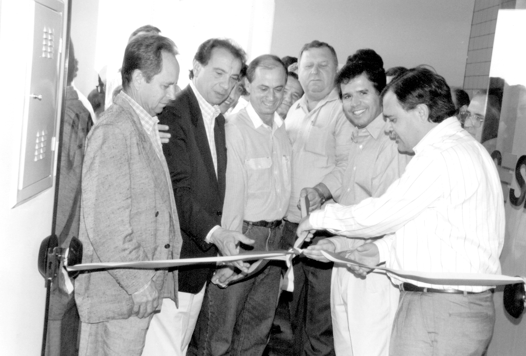 Na foto, o momento do corte da fita inaugural do Escritório da Cesp, instalado na rua Bahia (hoje unidade da Polícia Civil), no ano de 1993. Aparecem a partir da esquerda: Delegado Seccional de Polícia José Francisco Brevigliéri, deputado e hoje Senador Aloysio Nunes Ferreira Filho, gerente seccional da Cesp Marcos Garcya Laraya, prefeito Pedro Stefanelli Filho, deputado Edinho Araújo e o presidente da Cesp Antonio Carlos Bonini de Paiva. Foto de arquivos. 
