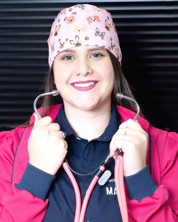 Amanhã será o dia de enviar flores e parabenizar a jovem e bela médica veterinária Bia Marques! Dedicada, talentosa e apaixonada pelos animais, Bia celebra mais um ano de vida ao lado de seu amor Marcos Resende e cercada de amor, de seus  pais, Peterson e Lia, e do irmão, Dr. André, com quem compartilha a missão de cuidar dos nossos bichinhos na Clínica Veterinária Marques. Com seu jeito doce e profissionalismo admirável, Bia conquista não só os corações dos pets, mas também de todos os tutores que passam por lá. Amigos e familiares se reúnem hoje para desejar que este novo ano de vida venha repleto de saúde, amor, conquistas e muitos momentos felizes, dentro e fora da clínica! Feliz aniversário, Bia! Que sua luz continue iluminando cada vida que você toca.