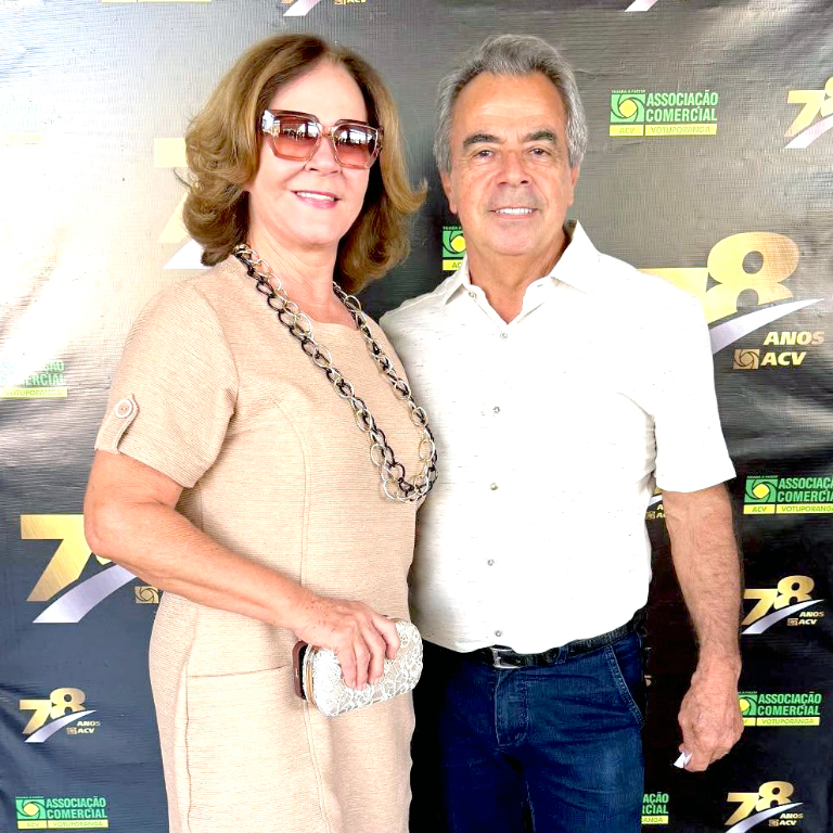 A aniversariante de hoje (09|), Sueli Santos, mulher forte, empreendedora e muito querida, recebe as homenagens cheias de carinho de amigos e familiares que não deixam a data passar em branco. À frente da comemoração, está seu marido, Celso Santos, que renova seu amor e admiração por ela neste dia especial. As felicitações também vêm em peso da equipe dedicada da Loja Sueli Center, que caminha ao lado dela no dia a dia e celebra. Parabéns, Sueli! Você merece todas as conquistas do mundo! 