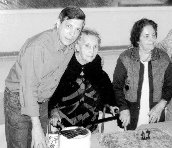 O neto Luiz Antônio Gazotto, a vó Catharina e a filha dela Andreia\r\nGalera Gazoto. Uma recordação dos 97 anos de vida