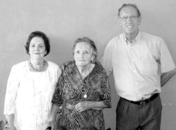 2006 - Vó Catharina comemorando 95 anos, fotografada entre a filha Andreia Galera Gazzoto e o filho José Galera Sanches