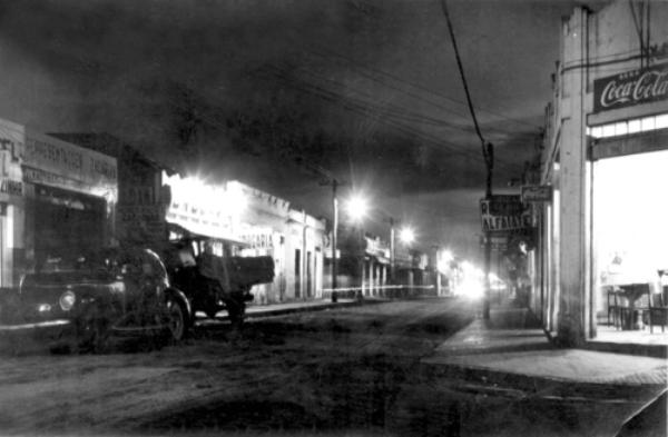 Anos 50 - Aspecto noturno da Rua Amazonas a partir da praça cívica. Na esquina da rua Santa Catarina, o antigo prédio de Casas Pernambucanas. Luzes nos postes de uma avenida de pouco tráfego de veículos.