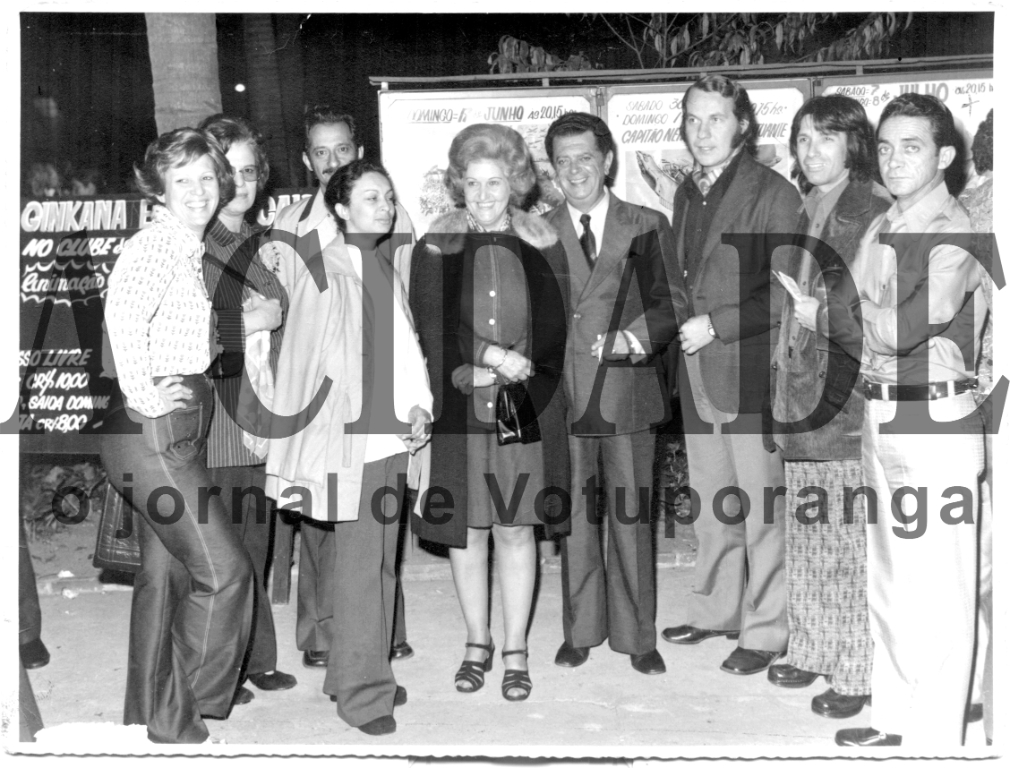 A foto é dos anos 70. Quando o saudoso empresário Áureo Ferreira instalou a concessionária Moto Rio, em Rio Preto, ele promovia constantes encontros dos seus amigos de Votuporanga em Rio Preto, e vice-versa. Esta foto registra um desses momentos com alguns votuporanguenses conhecidos como a professora Regina Lúcia Prado Aydar e seu marido, o saudoso professor
Alberto Wady Aydar, tendo a sua frente a radialista Oneide Lourenço Rivoiro (esposa do saudoso Luiz Rivoiro). Na direita, os saudosos Áureo Ferreira e Darcy Cecchine. A foto é dos nossos arquivos.

***Confira mais desta coluna em nossa edição impressa e online para assinantes.