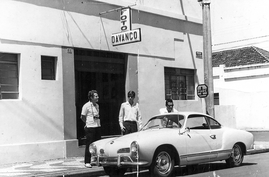 Praça dos Expedicionários n.o 10. Este era o endereço do Foto Davanço, de Gercino Davanço, o Artista. Nos anos 70 ele cobria os eventos na Concha Acústica, palco da efervescência dos movimentos culturais. Na foto aparecem o professor Luiz Carlos de Paiva Vieira (e o seu Karmanguia- carro da época) juntamente com seu amigo dr. Edgard Máximo. No local hoje está instalada a Clínica Cardiológica do dr. Joaquim Figueira Costa.