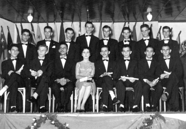 Os Formandos de 1957 - Esta foto é da noite de 17 de dezembro de 1957. É a foto oficial do ato de formatura da Escola Técnica “Cruzeiro do Sul” de Votuporanga (hoje Colégio Comercial). Eles receberam  o diploma de Contador - técnicos em contabilidade. Veja quem os contadorandos, conferindo a partir da esquerda, de pé: Salim Homsi, José Delduque, Marcos Leite, Eugênio Rossini, Jonas Sanches Lopes, Fleury Angelo Cecchini e Walter Costa. Sentados: João Magalhães Tunes, Victor Artioli,  Bilto Herrera, Alícia Gonzales, Rames Cury, Carlos De Haro, Toshifiro Watanabe e Lopoldo Glundi. Alguns deles permanecem entre nós ativos na comunidade.\r\n