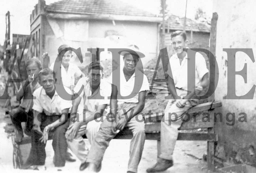 É incrível. Esta foto dos anos 40 é do centro da praça de Votuporanga. Naquele local foi
construído o Cine Paramont (o primeiro cinema de Votuporanga), e hoje é o prédio do Cine Votuporanga. Foram identificados três dos pioneiros que aparecem sentados num gostoso bate papo: Rames Cury, Basílio Ramalho Mata e o famoso Mô Chico, e ficamos devendo o nome dos outros. 

***Confira mais desta coluna em nossa edição impressa e online para assinantes.