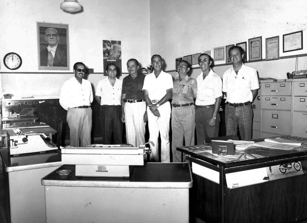 A foto é de 1975 e registra a posse do agropecuarista Herculano Beretta (centro) na presidência do Sindicato Rural de Votuporanga. A partir da esquerda: o ex-presidente Juvenal Domingos Martins Lopes, o empreendedor Nasser Marão, o agropecuarista Salvador Castrequine, o presidente Herculano, o fazendeiro Antonio Nogueira, Orlando Beretta e o engenheiro Jesus Silva Mello. O grupo também respondia pelo lançamento do Frigorifico 4 Rios, que foi a grande obra realizada na época.