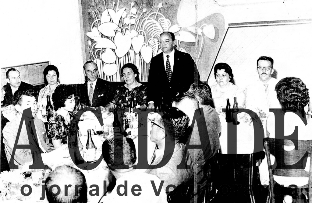 O estabelecimento comercial de Osmar de Souza, o restaurante 606, na rua Pernambuco, registrou-se no ano de 1962 uma reunião festiva do Rotary Clube local. Sentados de frente aparecem: Christovam De Haro e Olívia Souza De Haro (ele presidente da Câmara). Hernani de Matos Nabuco (prefeito municipal) e esposa Leda Camolesi Nabuco, de pé (discursando) o advogado Ultimatum Fava tendo ao lado a esposa  Elza Ferreira de Souza Fava e na direita: dr. Paulo Emílio Andrade de Vilhena (Juiz de Direito). Sentados ao lado para frente: Toshio Nakabashi e Tamiko Sato Nakabashi. De costas foi reconhecido apenas Nozomu Abe  (de óculos). Detalhe: o dr. Ultimatum Fava foi governador do Distrito Rotário.

***Confira mais desta coluna em nossa edição impressa e online para assinantes.