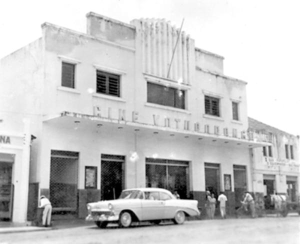 Cine Votuporanga, anos 50 - O majestoso prédio do Cine Votupo-ranga - antigo Cine Para-mont, uma realização do empreendedor Manuel Ramalho Matta em parceria com os irmãos Curti, donos de uma rede de cinemas na região. Os antigos admitem que a construção desse prédio na época impulsionou o progresso da cidade. A foto pertence a professora Therezinha Ayres.