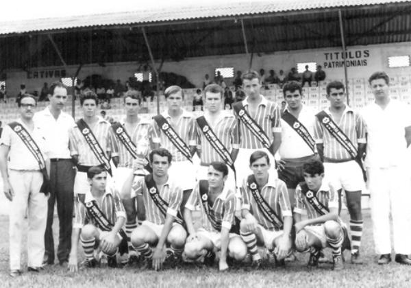 Time do Juventude - Esta foto é de dezembro de 1967. Aquele jogo marcou a entrega de faixas ao time do Juventude que sagrou-se  Campeão Amador de Aspirante.Veja a formação do time, conferindo a partir da esquerda, de pé: Armando de Rose, Luiz Garcia De Haro, ? , Silvio, Roberto, Niquinho, Cláudio, Fabiano, Pedro e o técnico Mauro Barbeiro. Agachados na mesma ordem: Darci Pereira de Moura (Posto Flex), João, Manelito, Dercides e Capitão. A foto pertence ao arquivo de Luiz Roberto Medeiros (Capitão).\r\n