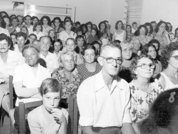 \r\nOs fiéis - A Igreja Santa Joana ficou literalmente tomada na cerimônia de inauguração. Entre os presentes podem ser identificados familiares de Mário Pozzobon, como o seu irmão Orlando e a esposa Anadir (no detalhe).De óculos, na direita, Sr. Jaime (Mercearia e Cantinho do Bolo) e centenas de moradores do bairro que nascia.