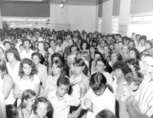 O aniversário da Igreja Santa Joana - Passou quase despercebido da comunidade o aniversário da Igreja Santa Joana Princesa, do Bairro Pozzobon. O templo religioso é um marco que alavancou o progresso da zona Norte da cidade. O patrono é o saudoso prefeito Mário Pozzobon que doou a área de terra no lançamento do bairro que leva o seu nome. O bairro Pozzobon tornou-se comunidade paroquial em 19 de dezembro de 1989. Consta como inauguração oficial da Igreja Santa Joana Princesa o dia 10 de maio. .A capela pertencia a paróquia Santa Luzia do pároco Silvio Roberto dos Santos. O bispo diocesano era D. José de Aquino Pereira. O primeiro padre é o atual José Américo.\r\n