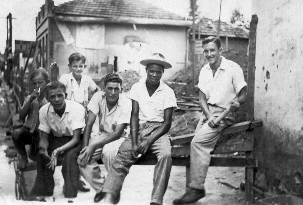 É incrível. Esta foto dos anos 40 é do centro da praça de Votuporanga. Naquele local foi construído o Cine Paramont (o primeiro cinema de Votuporanga), e hoje é o prédio da Gianini Esporte. Foram identificados três dos pioneiros que aparecem sentados num gostoso bate papo: Rames Cury, Basílio Ramalho Mata e o famoso Mô Chico, e ficamos devendo o nome dos outros. .A foto é do álbum da família Rames Cury.