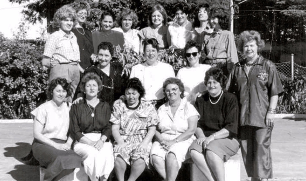 Esta foto é do ano de 1989. Foi um encontro dos professores da E.E. PSG “ Dr. José Manoel Lobo” para festejar o aniversário da diretora do estabelecimento, a professora Olga Balbo Ferreira Fontes. Confira sempre da esquerda para a direita: (Fila do fundo) Maria José, Elizabete Laridondo Zucarelli, Evoldenir N. Sanches, Luzia Lima Arantes, Angélica L. Morlin, Bernardete G. Dezan, Aparecida Elizabete Forte Castrequine, e Josefina Fernandes Balero. (Fila do meio) Shirley R. Arantes, Dalva Mello (assistente) e Vera. E veja a fila da frente: Lucinda Murasse, Marlene de Biazi, Terezinha (assistente), Ruth Carrilho Marques, Maria do Carmo Poiani Elias e a aniversariante Olga Balbo Ferreira Fontes. A foto é do arquivo pessoal de Maria do Carmo Poiani Elias - a Carminha.