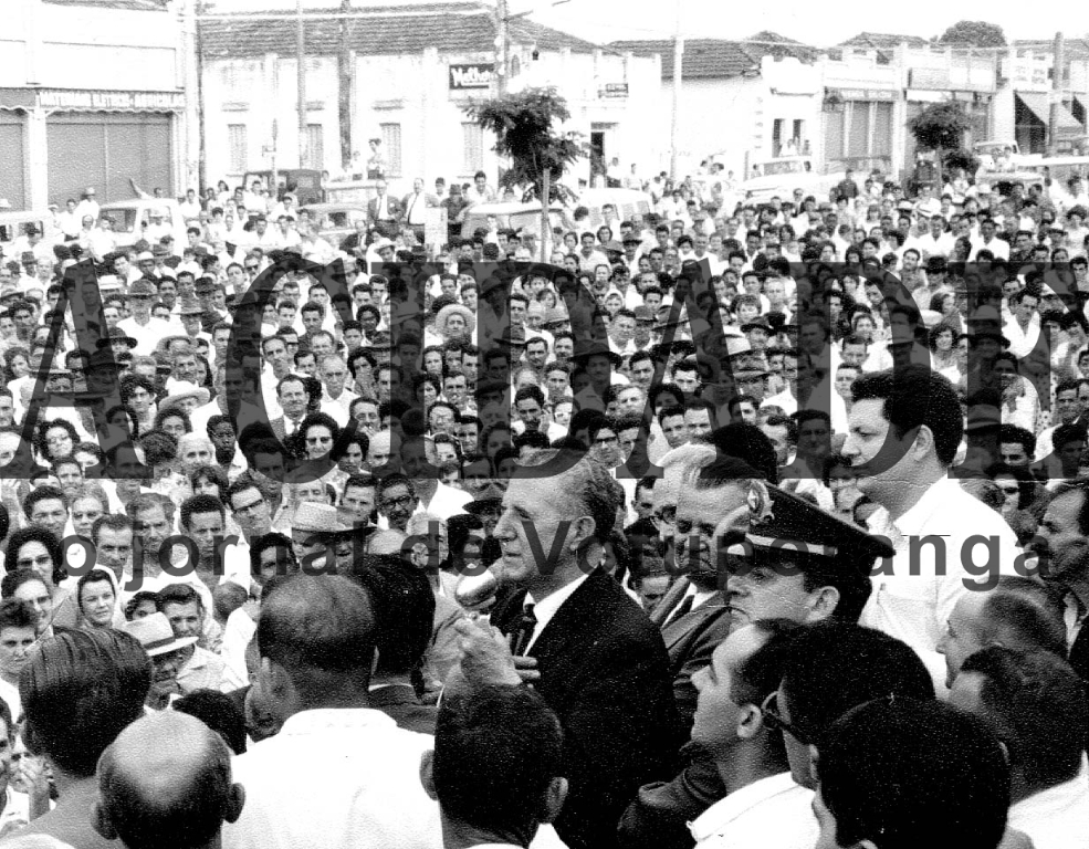 Praça da Matriz lotada, olhos e ouvidos atentos na fala do grande líder político da época, cercado
dos seus maiores partidários locais e regionais. Uma linda foto dos anos 50, onde aparece, em primeiro plano, o governador de São Paulo, Adhemar de Barros, ao lado do seu fiel correligionário de
Votuporanga, Capitão Leônidas Pereira de Almeida e do filho deste: Leco - Leônidas Pereira de
Almeida Filho. Na plateia, alguns dos votuporanguenses mais conhecidos daqueles tempos. Procure identificar da esquerda para direita: Clotilde Van-Haute, Inês Miguel, Aparecida Melo (Cidinha),
Dr. Joaquim Franco Garcia, Faies Habimorad, Azizi José Abdo e Alfredo Rodrigues Simões (Cavaco). 

**Confira mais desta coluna em nossa edição impressa e online para assinantes.