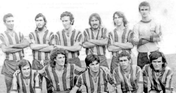 S.E. JOWANEL- Anos 70 - A Sociedade Esportiva Jowanel arrebentava no futebol amador chegando a representar Votuporanga no Campeonato Estadual.O industrial Valter Costa é quem comandava a agremiação e selecionava “os melhores da cidade” naquela época.Na foto o time se apresenta para um jogo no “Plínio Marim”. De pé, a partir da esquerda: Valtinho (Gambá), Alberto, Niquinho,  Eva, Valtinho e Amil. Agachados, na mesma ordem: Donizete, Jair (Burro Branco), Toniquinho, Miltinho e Maluf. A foto é do arquivo pessoal do Maluf.