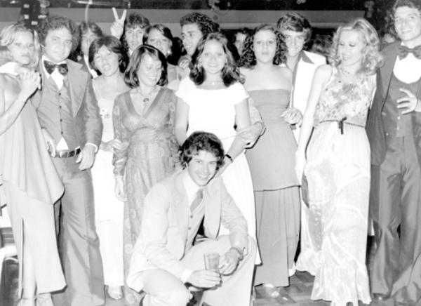 Baile do Reveyllon de 1975  - 1975 - Anos Dourados no Votuporanga Clube.Veja a elegância e a alegria dessa geração de jovens. Era o baile da virada de ano. Tinha até valsa à meia noite com o espoucar das champagnes nas mesas. Confira a partir da esquerda os personagens da foto. Fátima e o saudoso Dr. Diorandi Figueira da Costa, Fernando De Haro, Mary Sato, Guto Poiani, Sonia Bonetti, saudosa Cláudia Camargo, saudoso Ney Vivo, Simone Calille, Pedrinho Sanches (agachado), Paula Munhós, Luciano (Dodô), Marilda Ferrari e Paula Ferrari. A foto é do arquivo pessoal da senhora Isis Portes Calille.