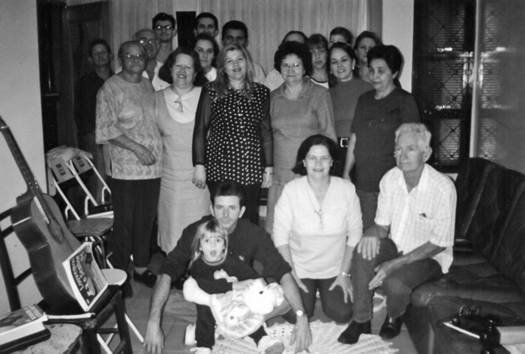 
Numa festa de aniversário, nos anos 90, esse pessoal do Grupo de Casais da Paróquia Santa Luzia, reuniu-se numa confraternização. Veja da esquerda para a direita: De pé - José Barbosa, mãe Ana (mãe do Padre Silvio Roberto), José Moreto, Sidinei, Maria Candida, Beth, Geraldo Tromboni, Leia, Irani, Hélio, dona Isaura, Márcia, Margarida, Lourdes Tromboni e Maria Eugênia. Agachados: Toninho com a Natália, Anísia e o saudoso Walter Guerche. Foto – arquivo familiar.